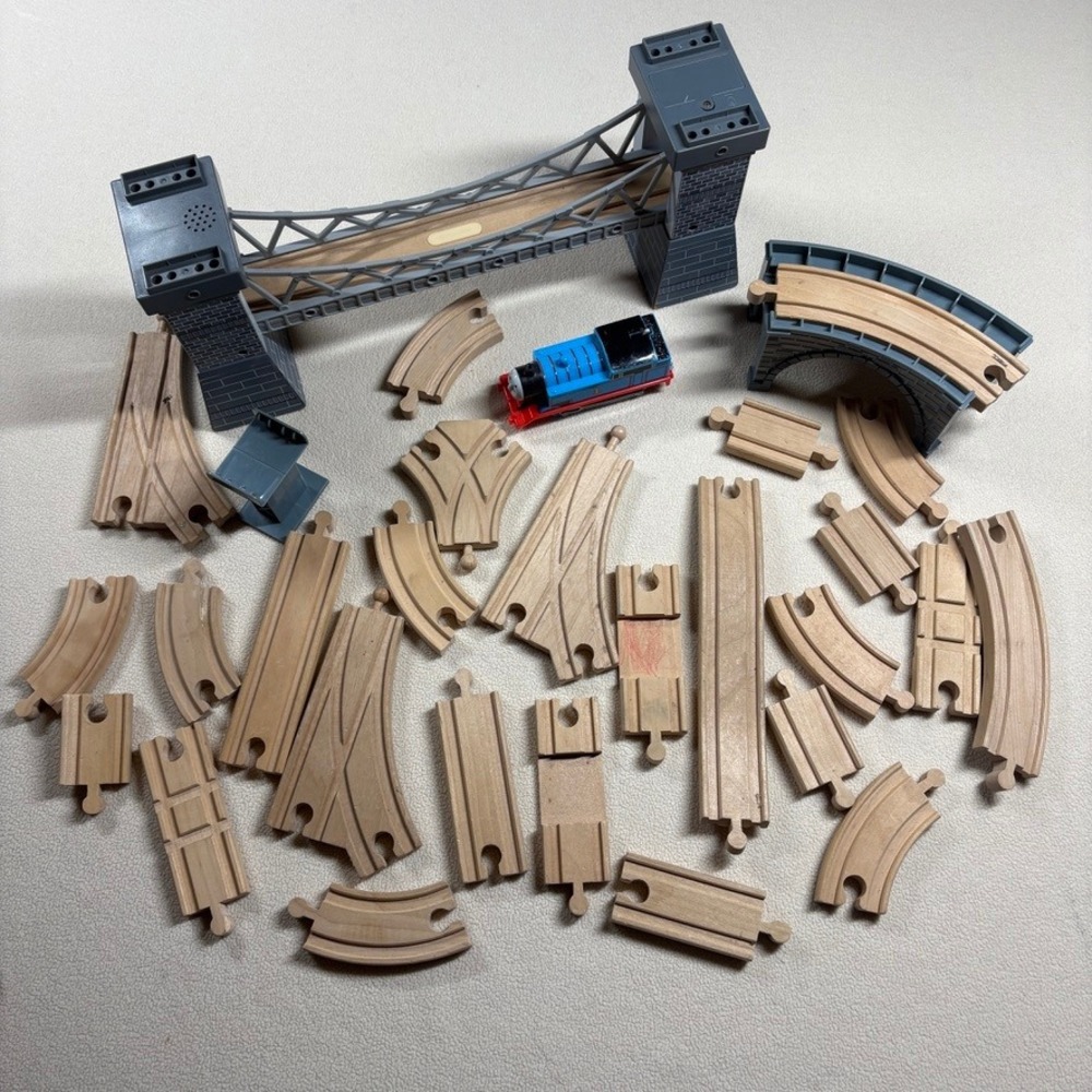Thomas & Friends Wooden Railway Track Lot with Motorized Thomas and Bridge READ